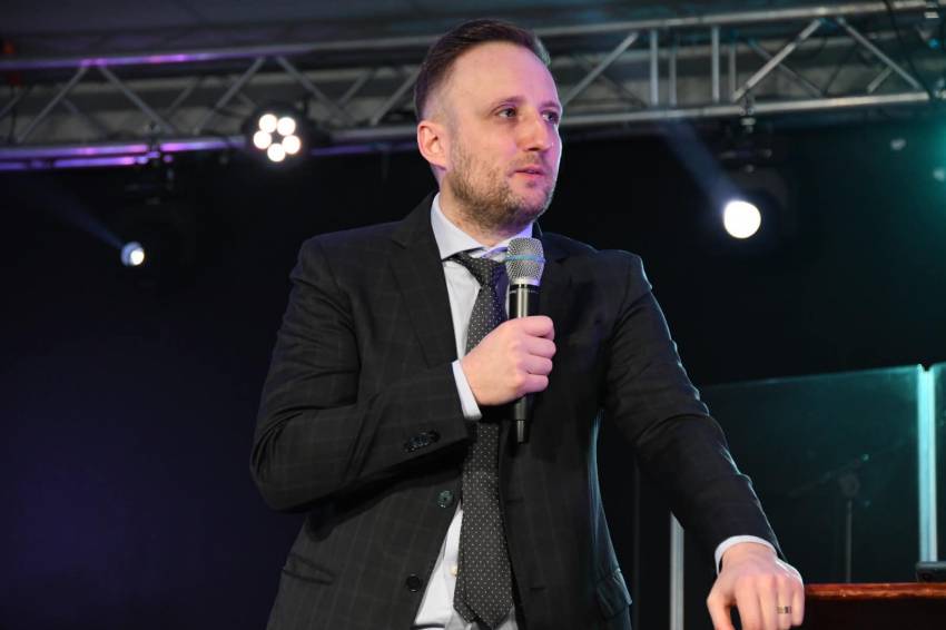 Tony Berbece ◉ Nu mai mimați cu frenezie creștinismul...