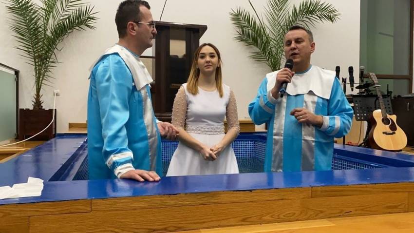 Momente emoţionante în familia regretatului primar Ioan Szabo. Fiica Ionela s-a botezat şi logodit
