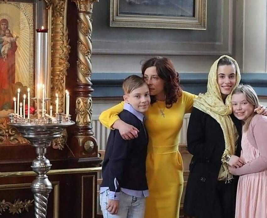 Camelia Smicală ne dă vestea bună a zilei și a anului: Copiii ei sunt, definitiv, ACASĂ