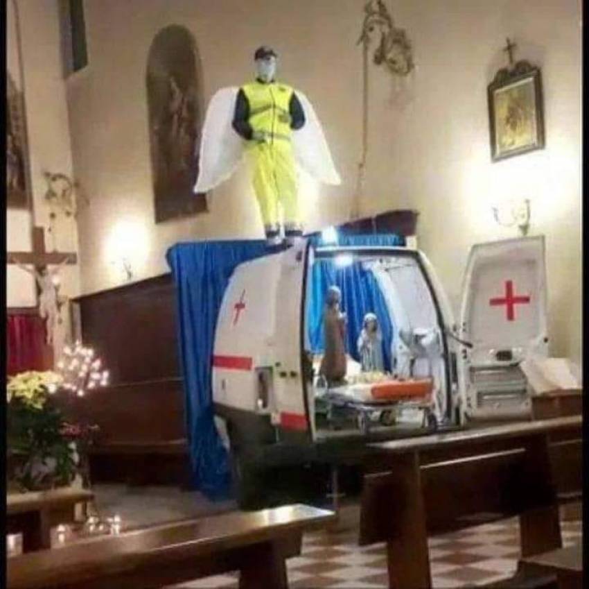 O nouă blasfemie! IESLEA de Crăciun, transformată în TARGĂ de Crăciun într-un lăcaș de cult din Italia