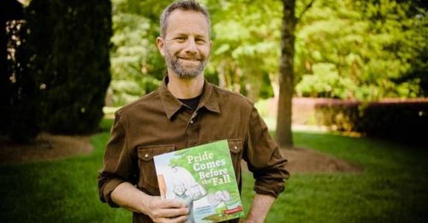 Actorul Kirk Cameron lansează o nouă carte pentru copii care învață umilința, în timp ce alții sărbătoresc „mândria”
