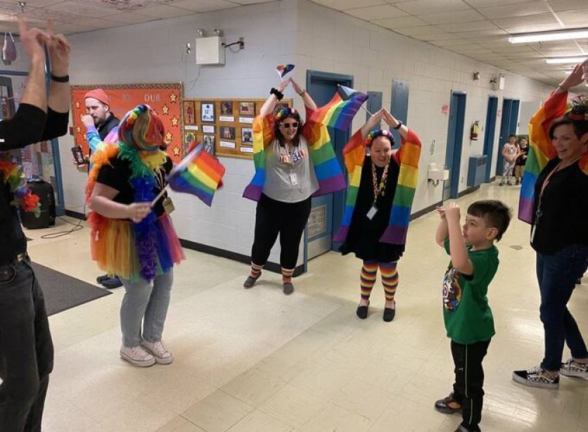 O școală primară din Canada a adus travestiți în fața copiilor mici pentru a celebra ”Luna mândriei”