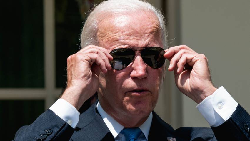 Joaca de-a Dumnezeu: Joe Biden ține morțiș să astupe Soarele pentru a salva Pământul