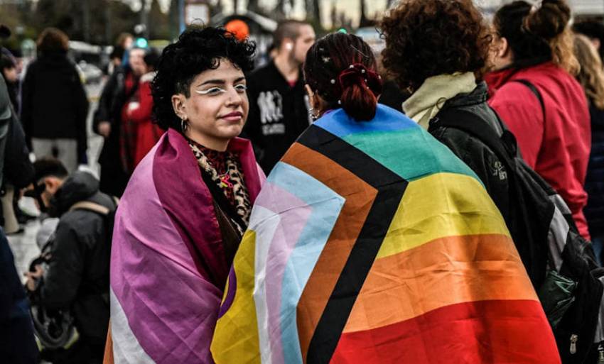 Grecia devine prima țară ortodoxă care legalizează căsătoriile între persoane de același sex...