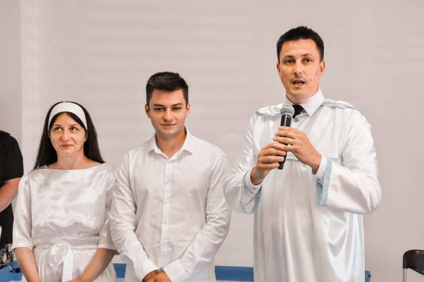FOTOREPORTAJ: O Biserică vie naște prunci în Hristos