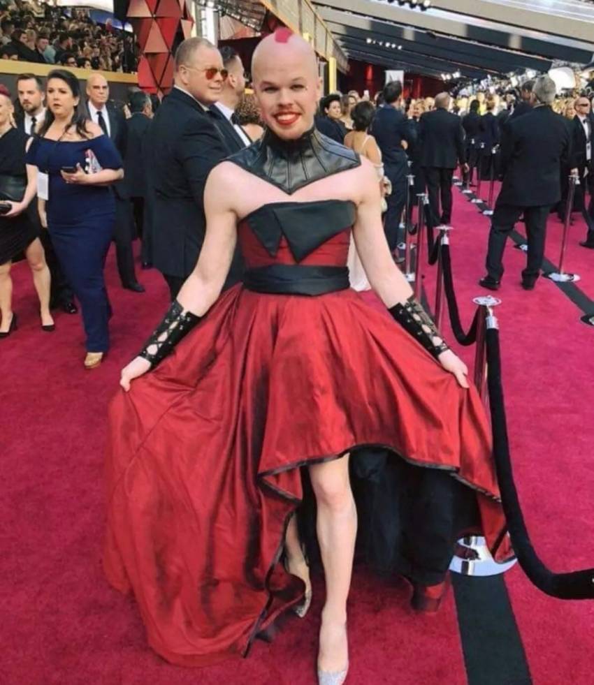 Întrebarea Zilei: Ce fac statele progresiste dacă, în caz de război, toți bărbații se declară brusc femei?