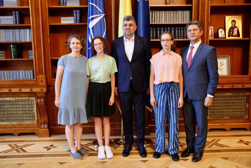 Estera și Natalia Furdui au fost invitate și primite la Palatul Parlamentului de demnitari ai statului român