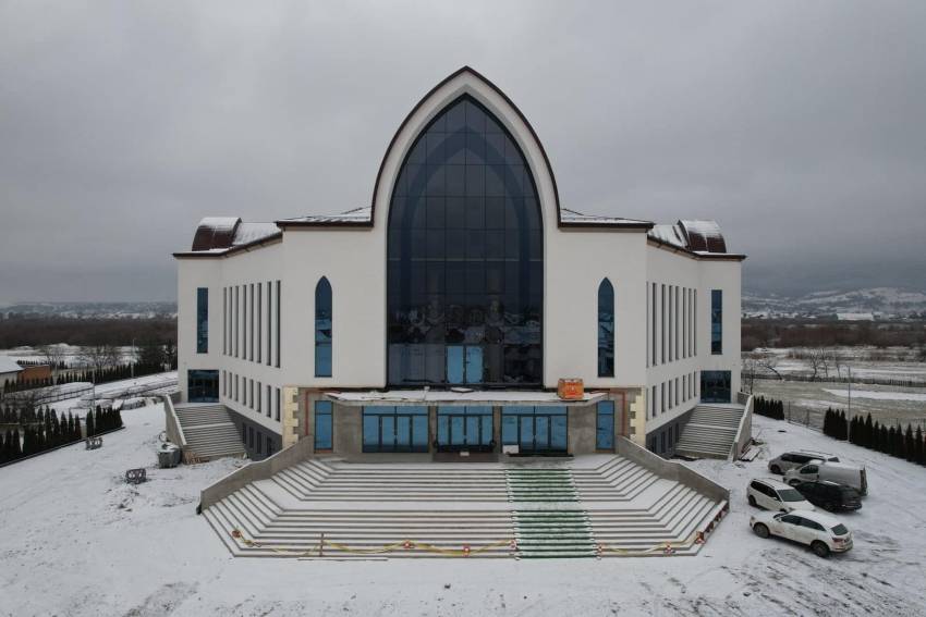 Cea mai mare biserică penticostală din sud-estul Europei este aproape de finalizare la Vicovu de Sus