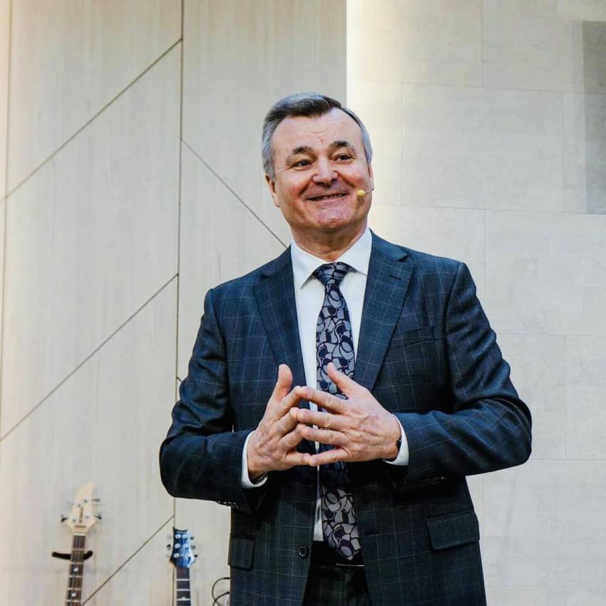 Alexandru Miaun la Elim Church Tacoma