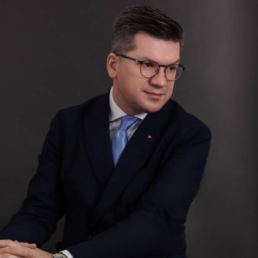 Mihai Neamțu ◉ Să renunți la creștinism înseamnă să te lepezi de cel mai prețios dar făcut umanității...