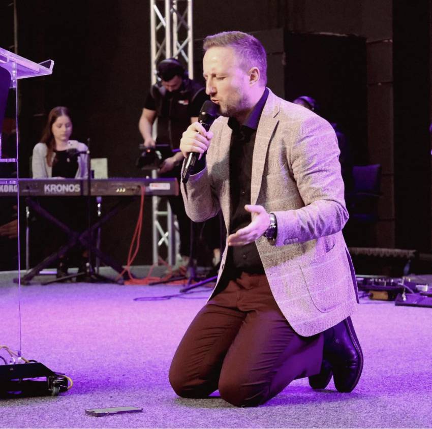 Tony Berbece ◉ Fă din genunchii tăi săgeți ale izbăvirii…