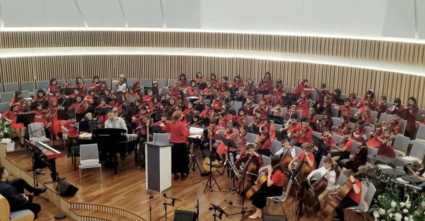 POZA ZILEI: 93 de copii din bisericile din zona Linz, Austria, îl laudă pe Dumnezeu cântând la vioară...