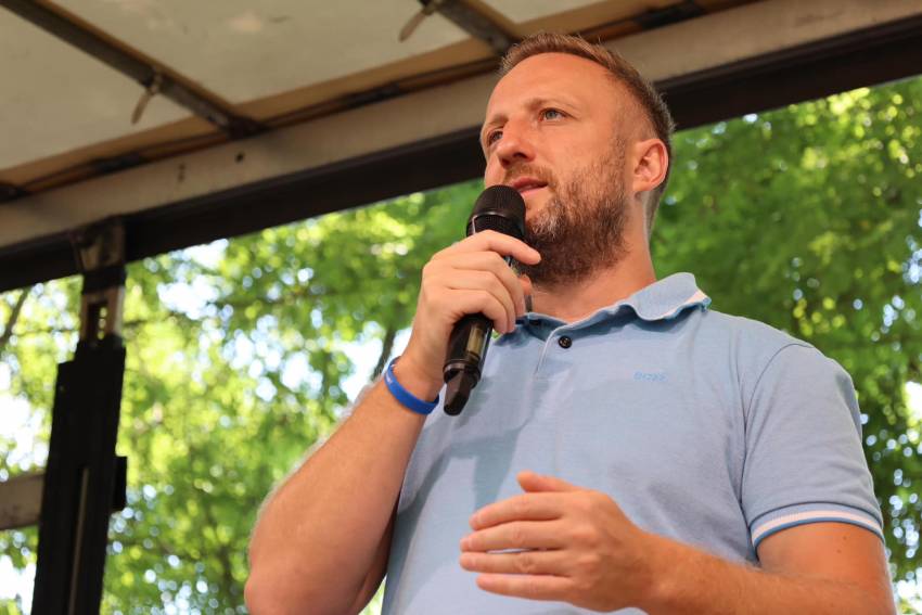 Tony Berbece ◉ Când Diavolul îți face pielea de găină și mai apoi scrum…