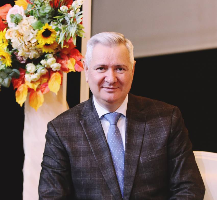 Florin Ianovici ◉ Ce nume dai realității tale?