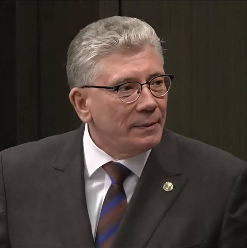 Cristian Ionescu ◉ DE CE AR PĂRĂSI CINEVA LUMEA PENTRU A SE POCĂI?