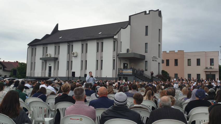 Nelu Filip ◉ SĂRBĂTOARE LA RĂDĂUȚI: 30 DE ANI PLINI DE HAR LA BISERICA PENTICOSTALĂ BETEL 