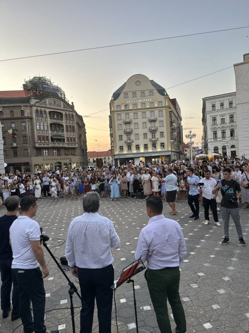 Nelu Filip ◉ O SEARĂ CEREASCĂ ÎN PIAȚA OPEREI: THE MESSENGERS ȘI TINERII DE LA POARTA CERULUI AU CÂNTAT ÎMPREUNĂ PENTRU GLORIA LUI DUMNEZEU 