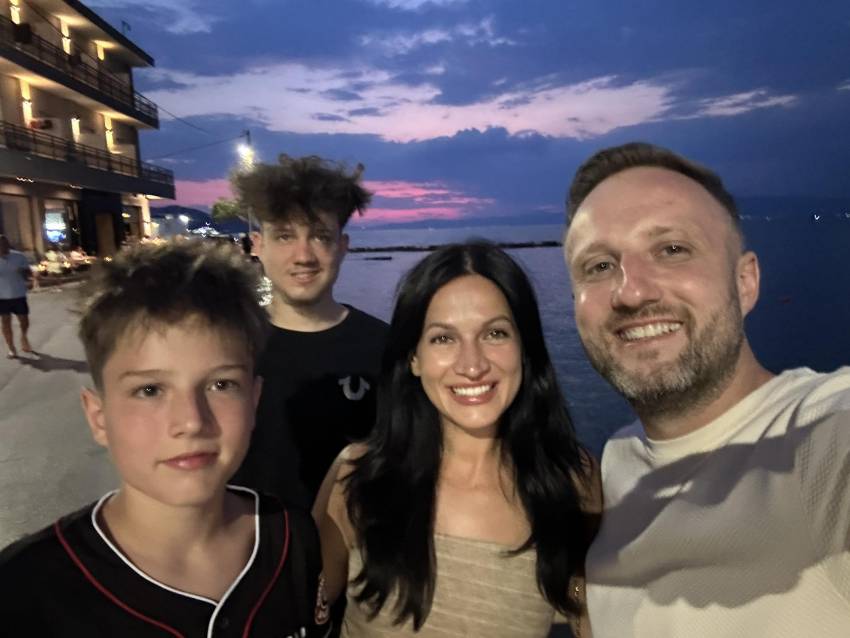 Tony Berbece ◉ Nu suntem familia perfectă…