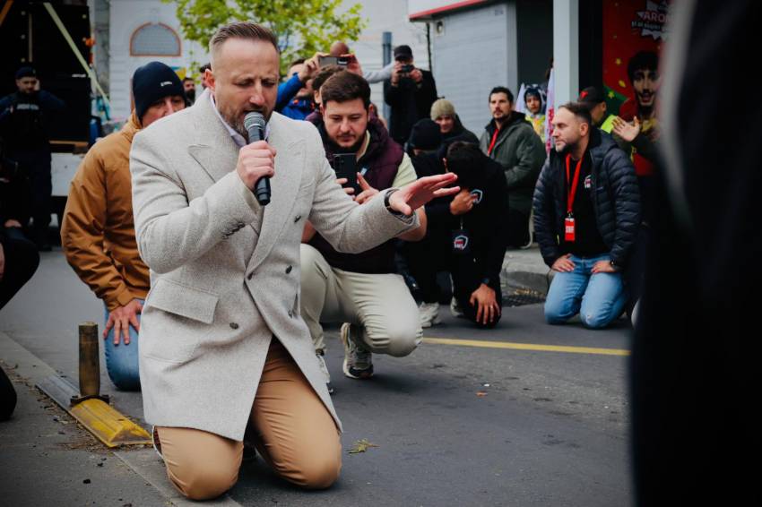 Tony Berbece ◉ Nu ne plecăm genunchii înaintea idolilor…