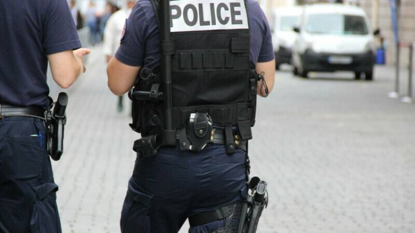 Polițiștii din Marea Britanie nu mai au voie să folosească apelative precum „domnule” sau „doamnă”