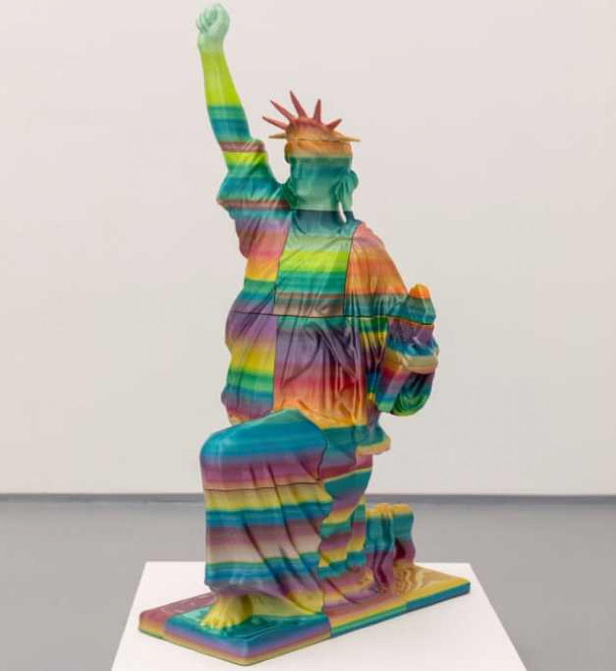 O statuie BLM în culorile comunităţii LGBT ce urmează a fi expusă la Budapesta a stârnit furia guvernului ungar