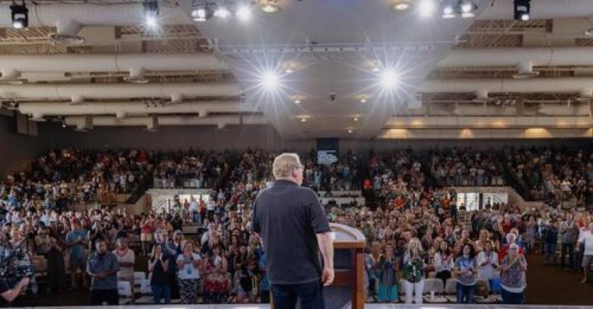 Baptiștii Sudici dezmoștenesc biserica lui Rick Warren din cauza problemei pastorilor femei