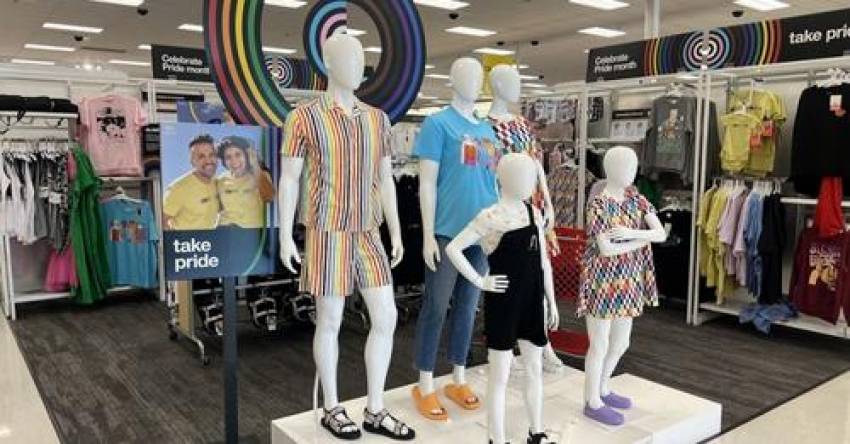 Acțiunile lanțului de supermarketuri Target s-au prăbușit: Boicot după lansarea colecției PRIDE, care cuprinde haine pentru copii LGBTQ