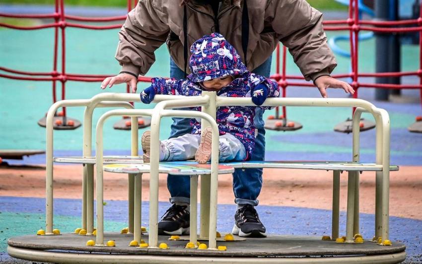 Peter Costea ◉ În Olanda, 42% din copii sunt născuți de mame necăsătorite