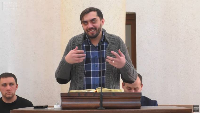 VIDEO: Mărturia pastorului Misha Khromiak, refugiat din Ucraina împreună cu soția și 3 copilași
