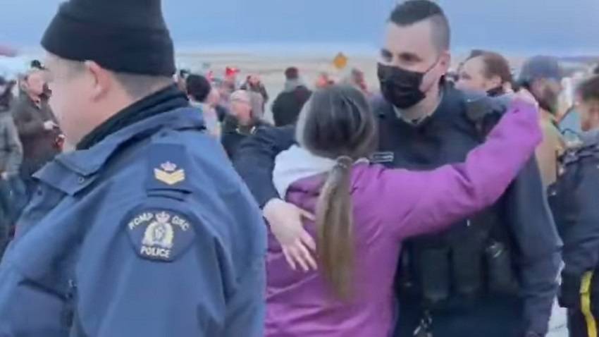 Poza Zilei ◉ Polițiștii și protestatarii canadieni și-au strâns mâinile, s-au îmbrățișat și au cântat imnul împreună...