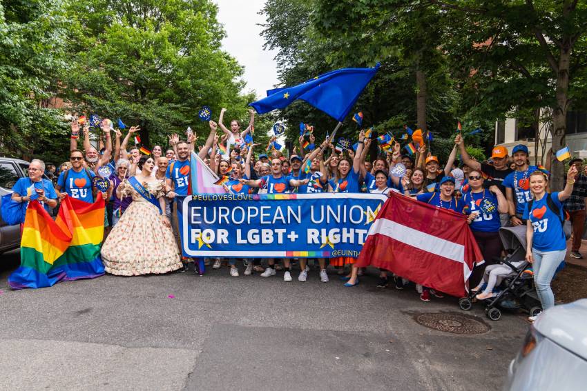 Delegația oficială a Uniunii Europene în SUA a mărșăluit „cu mândrie” la parada LGBT de la Washington