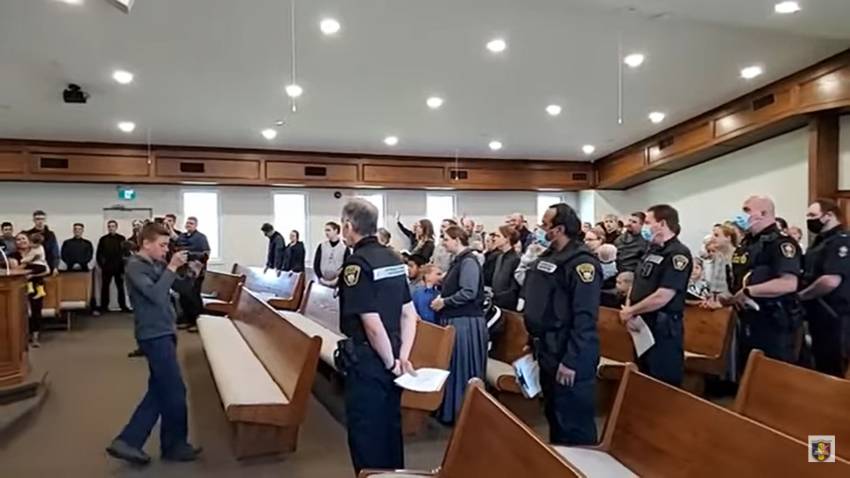VIDEO: Poliția întrerupe iarăși slujba religioasă pentru a închide și încuia Biserica din Aylmer