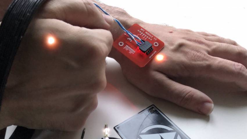 Ușor-ușor, realitatea bate ficțiunea: Microcipul care îți permite să plătești cu mâna...