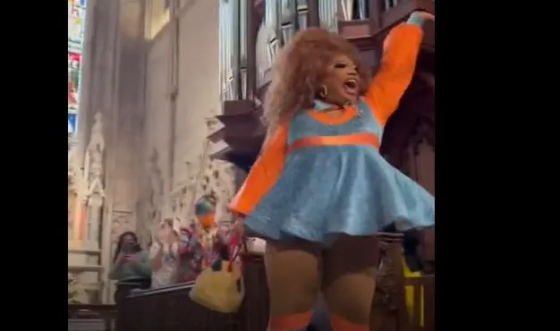 Fără cuvinte: Un travestit dansează lasciv și este primit cu APLAUZE într-o biserică protestantă din SUA