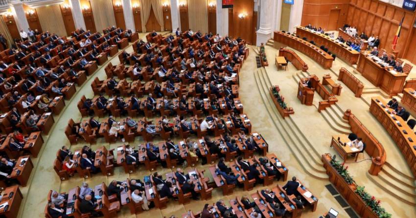 Nu mai dați vina exclusiv pe politicienii mioritici. Ei sunt şantajabili, controlabili, incompetenți sau ahtiați după putere...