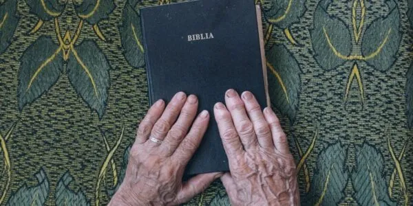 Polonia | O cântăreață care a spus că Biblia „a fost scrisă de oameni care beau prea mult vin și fumează iarbă“ e apărată de CEDO