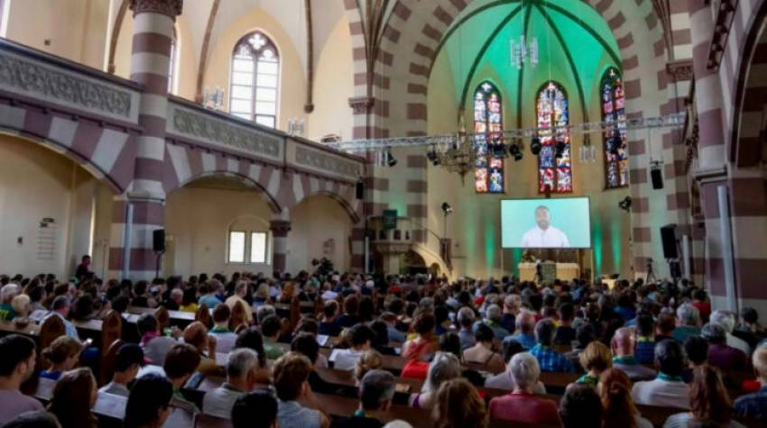 Un cult protestant le-a propus credincioșilor o predică scrisă și rostită de un program de inteligență artificială