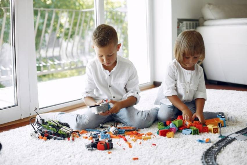 Ideologie în jucăriile copiilor | După ce a conceput jucării LGBT, Lego elimină cu totul sexul acestora...