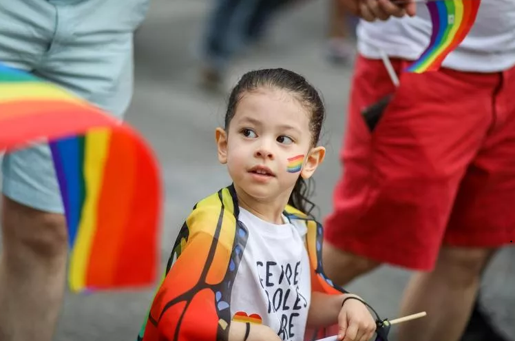 Statul Illinois: Drepturile părintești, anulate de ideologia LGBT. Copiii își pot schimba sexul fără să aibă acordul părinților