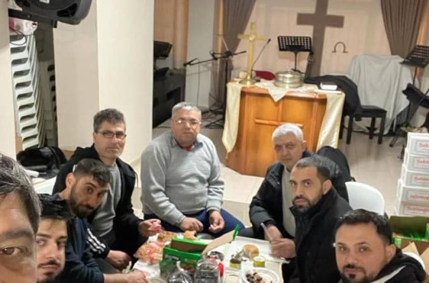 Sali Sabri ◉ Am ajuns la Iskenderun. Orașul miroase a cadavre!
