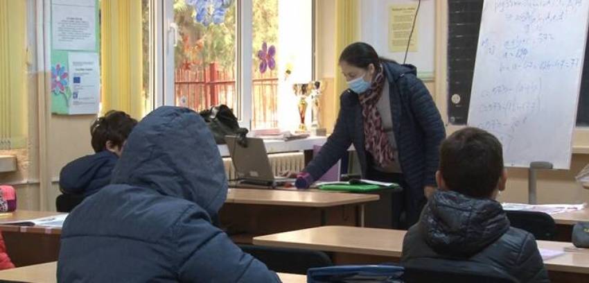 Copiii stau acasă din cauza frigului, iar premierul Nicolae Ciucă discută principiile 