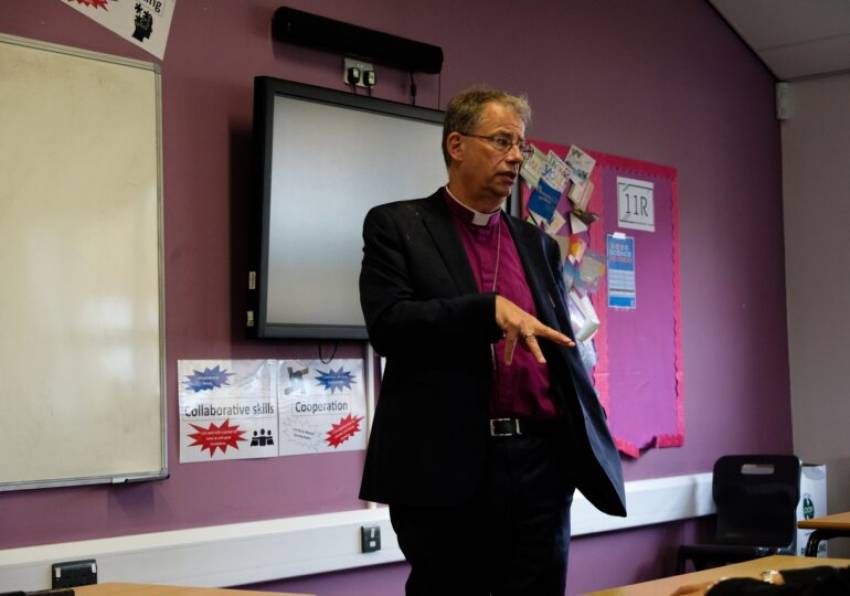 Episcopul de Oxford susţine căsătoriile gay chiar şi în Biserică