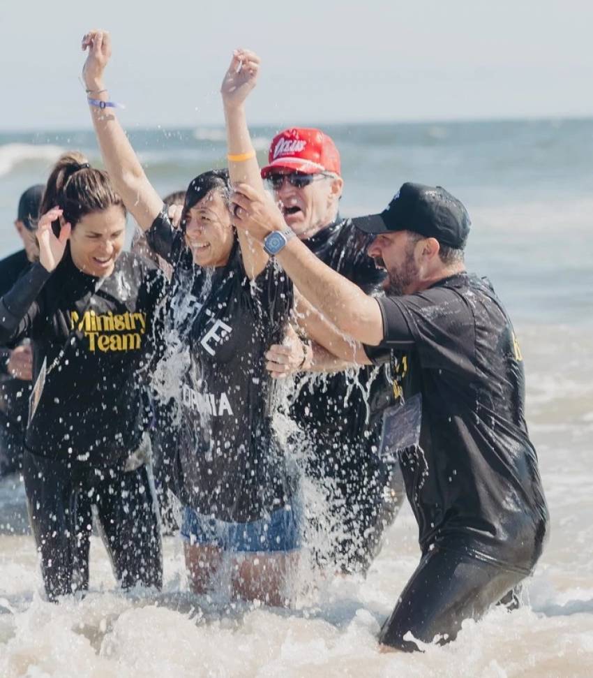 După ce a stabilit un record de botezuri în California, pastorul Mark Francey vrea să boteze America, apoi întreaga lume