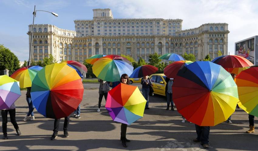 CEDO suspendă cazurile cuplurilor gay împotriva României