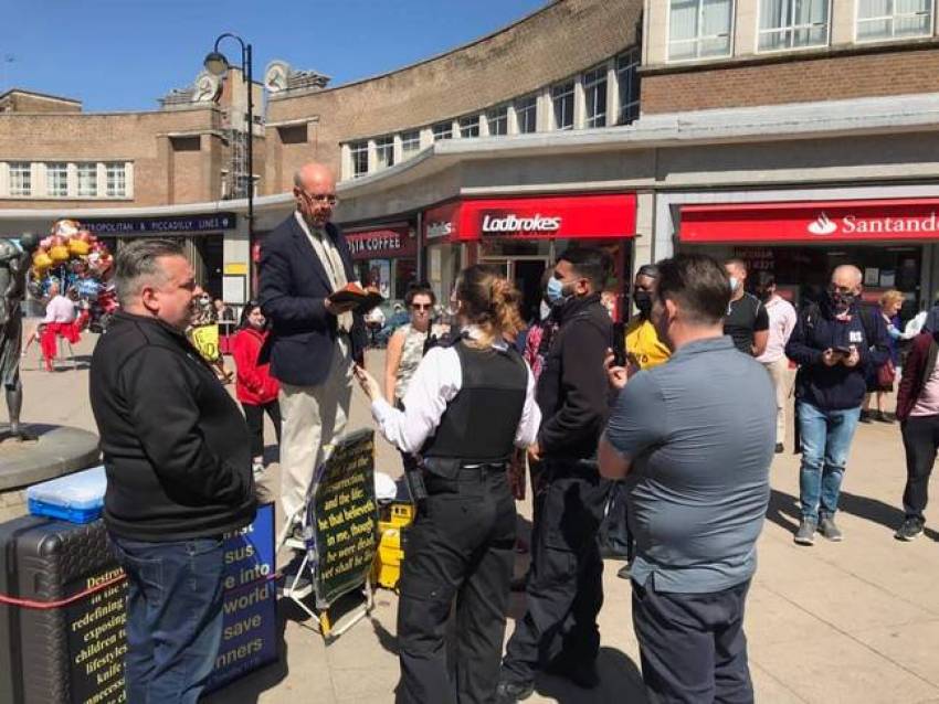 Pastor arestat în UK pentru ca a citit în public din Biblie despre definiția biblică a căsătoriei