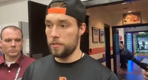 Un jucător de hochei este făcut „homofob” pentru că a REFUZAT să poarte culorile LGBT la o acțiune a clubului său, pentru a-și respecta credința