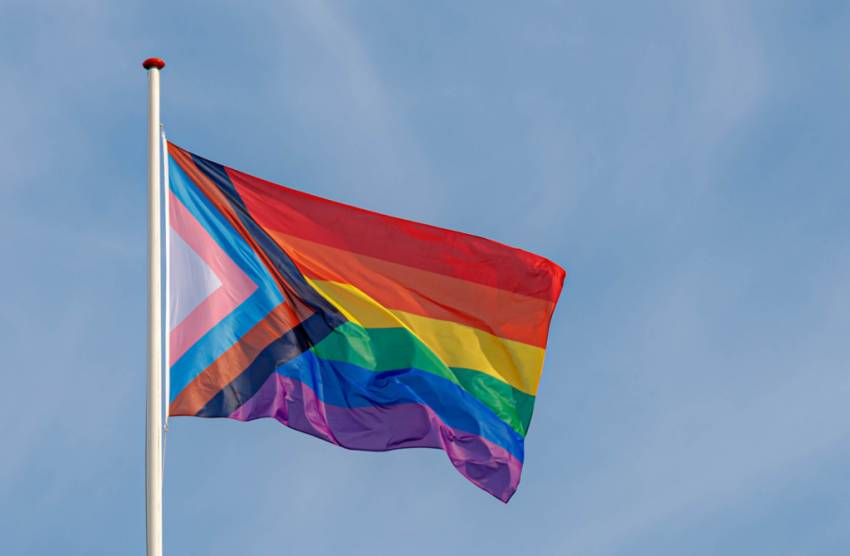 O profesoară cere elevilor să promită loialitate față de steagul LGBT