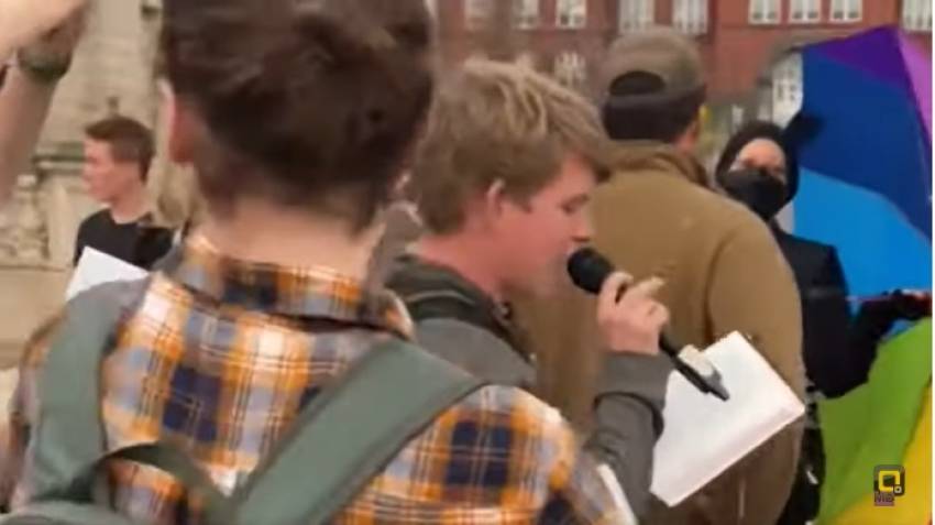 VIDEO | Creștini care citesc din Biblie, hărțuiți de activiști de stânga. Sfânta Scriptură este ruptă și paginile îi sunt mâncate de agresori