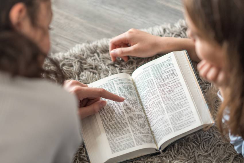 Dependent de Dumnezeu și de gramatică