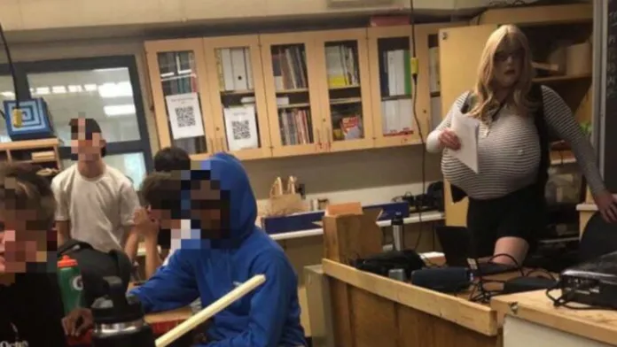 Canada | Un profesor poartă sâni falși în fața elevilor, pentru că se consideră femeie. Conducerea școlii îl susține